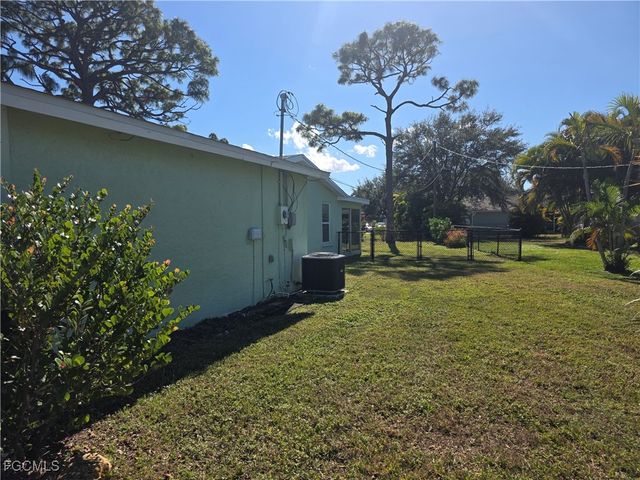 2220 SE 7th ST, Cape Coral, FL 33990