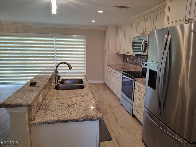 2220 SE 7th ST, Cape Coral, FL 33990