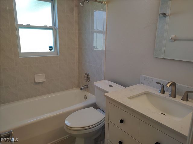 2220 SE 7th ST, Cape Coral, FL 33990