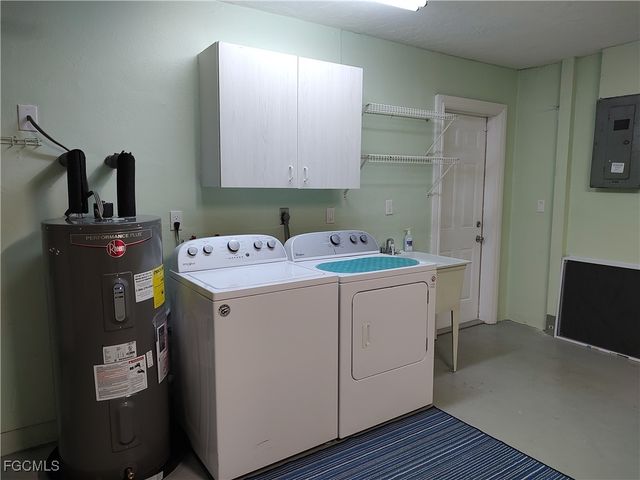 2220 SE 7th ST, Cape Coral, FL 33990