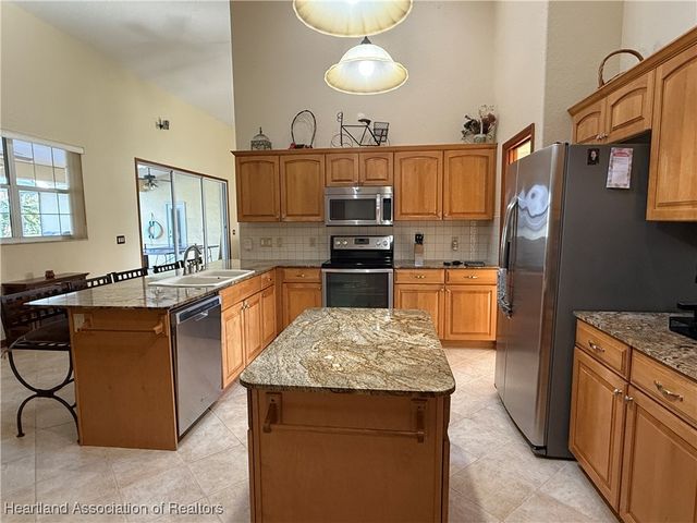 631 Sunset Pointe Drive, Lake Placid, FL 33852