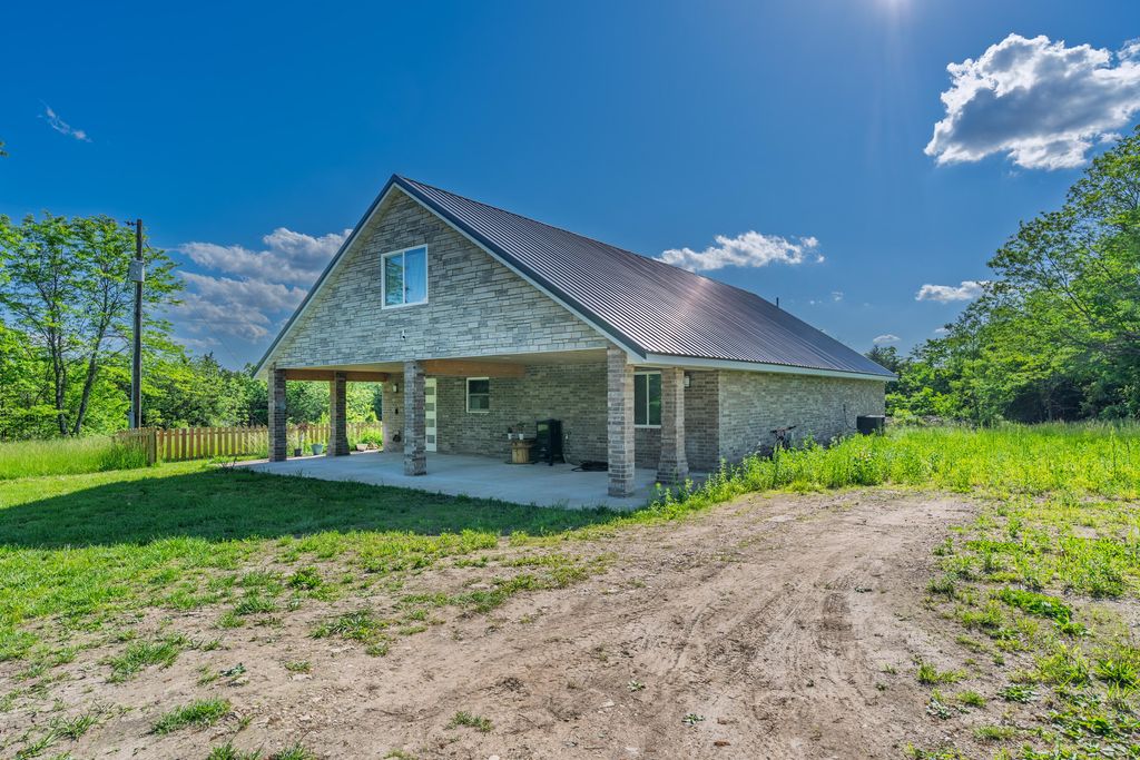 10481 N Farm Rd 149, Pleasant Hope, MO 65725