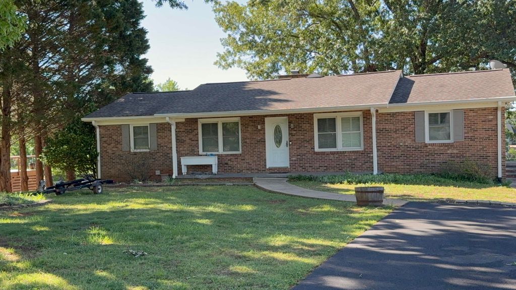 191 Twin Oaks RD, Wirtz, VA 24184