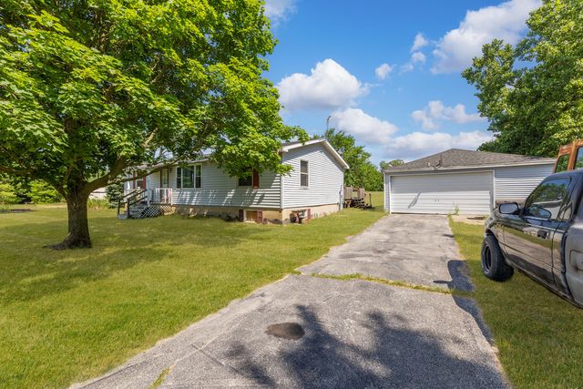 928 E County Line Road, Grant Park, IL 60940