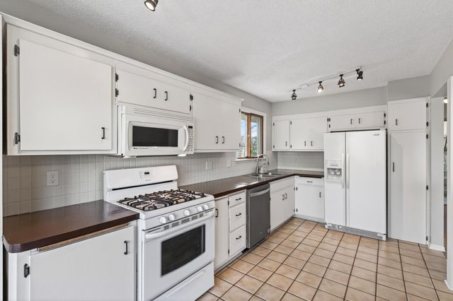 1075 Lowell Drive, Apple Valley, MN 55124