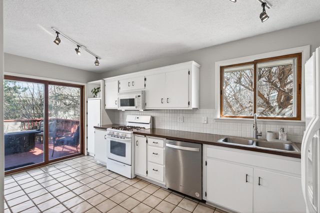 1075 Lowell Drive, Apple Valley, MN 55124