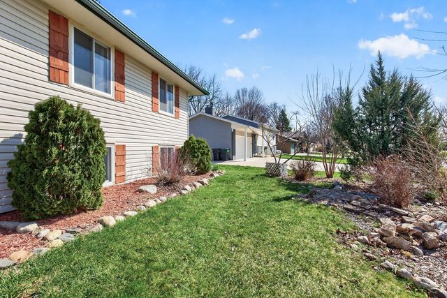 1075 Lowell Drive, Apple Valley, MN 55124