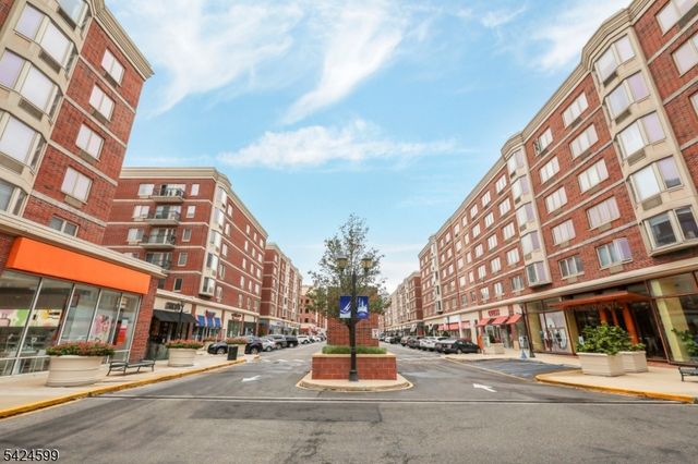 5311 City Pl, Edgewater Boro, NJ 07020