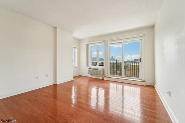 5311 City Pl, Edgewater Boro, NJ 07020