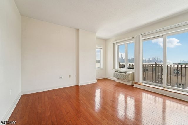 5311 City Pl, Edgewater Boro, NJ 07020