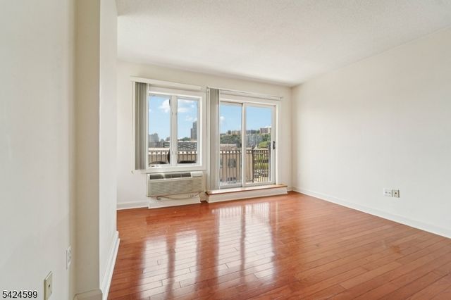 5311 City Pl, Edgewater Boro, NJ 07020