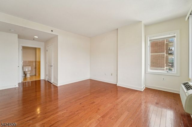 5311 City Pl, Edgewater Boro, NJ 07020