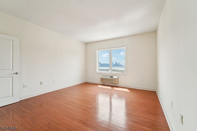 5311 City Pl, Edgewater Boro, NJ 07020