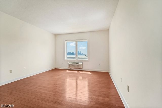 5311 City Pl, Edgewater Boro, NJ 07020