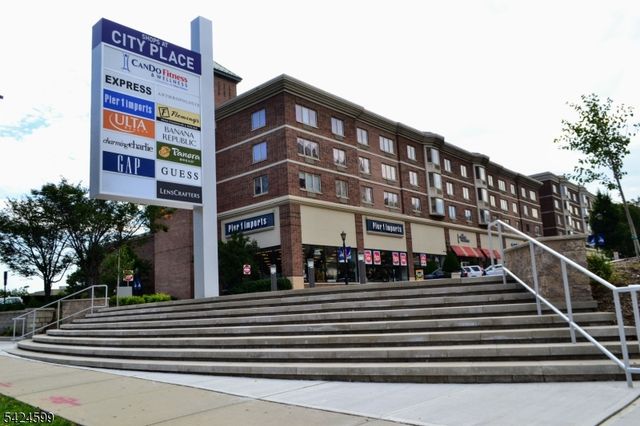 5311 City Pl, Edgewater Boro, NJ 07020