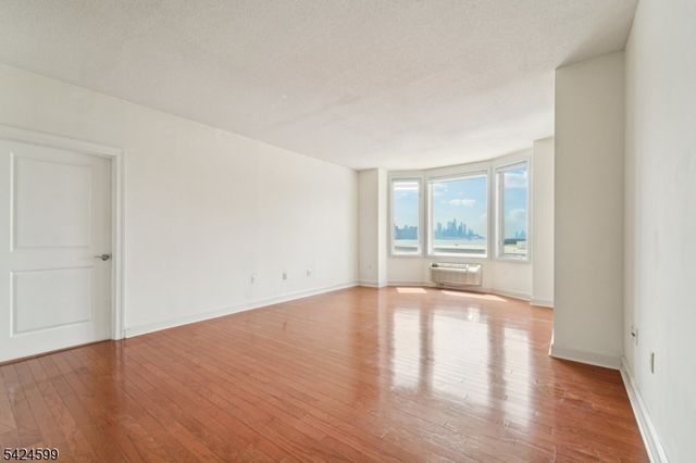 5311 City Pl, Edgewater Boro, NJ 07020