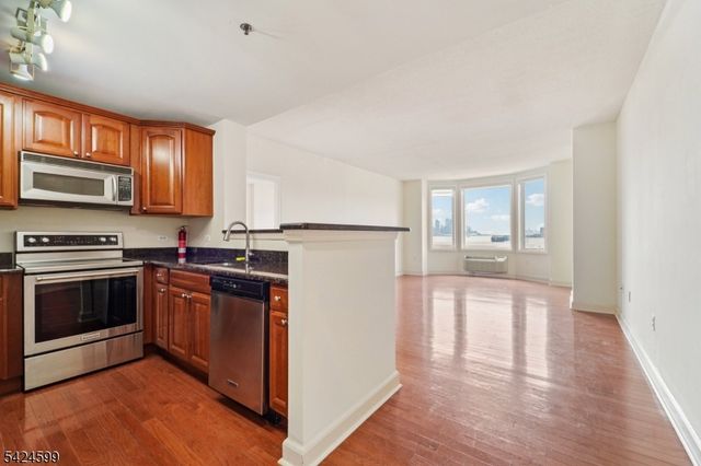 5311 City Pl, Edgewater Boro, NJ 07020