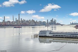 5311 City Pl, Edgewater Boro, NJ 07020