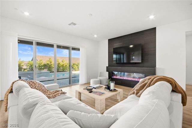 194 Harris Peak Street, Las Vegas, NV 89138