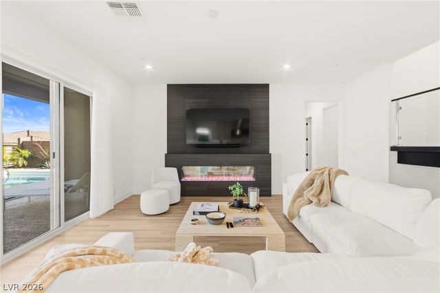 194 Harris Peak Street, Las Vegas, NV 89138
