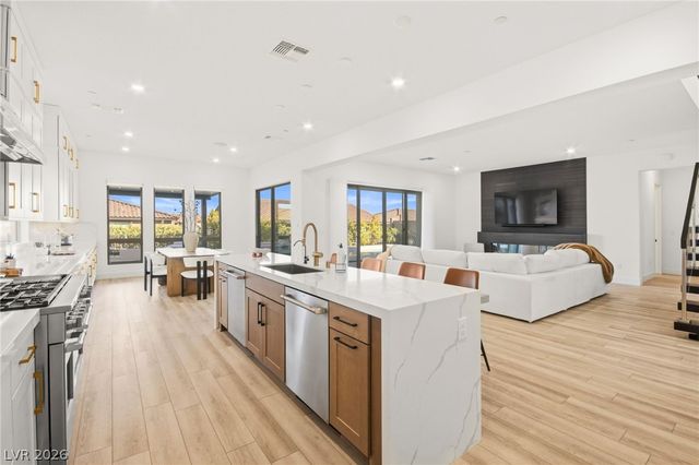 194 Harris Peak Street, Las Vegas, NV 89138