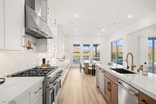 194 Harris Peak Street, Las Vegas, NV 89138