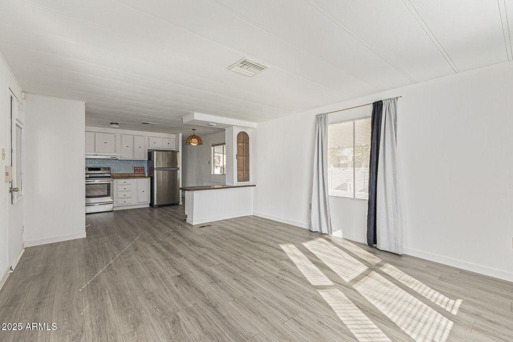 Image 9 of property listing at 16225 N 29th St -- 28, Phoenix, AZ 85032