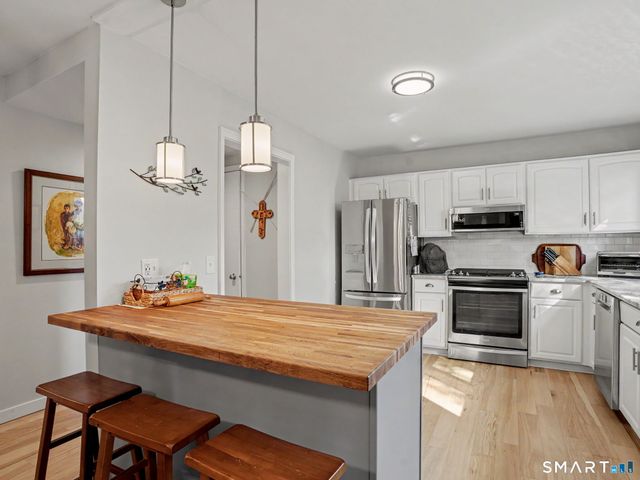 85 Viscount Drive 15B, Milford, CT 06460