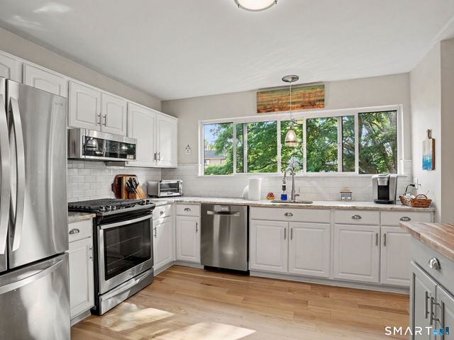 85 Viscount Drive 15B, Milford, CT 06460