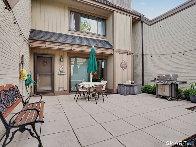 85 Viscount Drive 15B, Milford, CT 06460