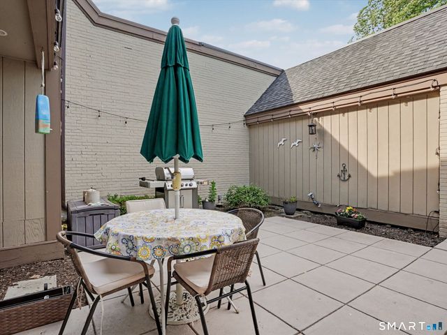 85 Viscount Drive 15B, Milford, CT 06460