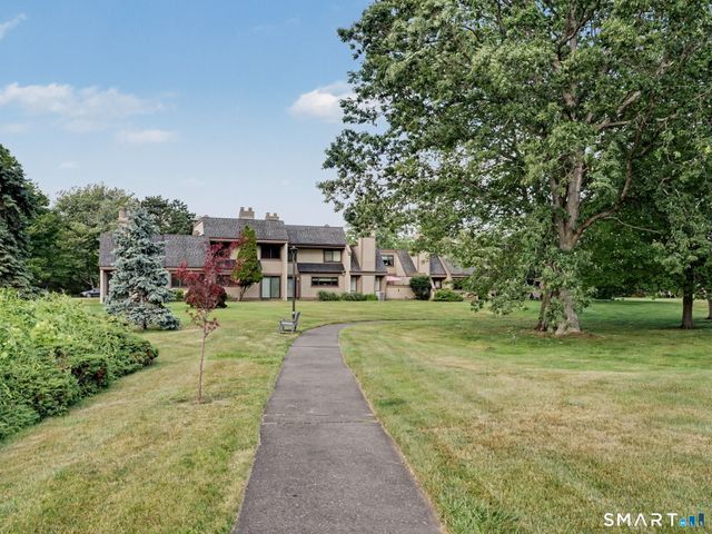 85 Viscount Drive 15B, Milford, CT 06460