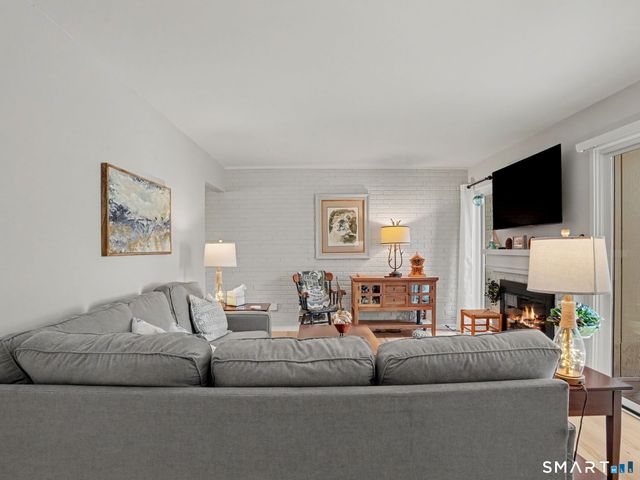 85 Viscount Drive 15B, Milford, CT 06460