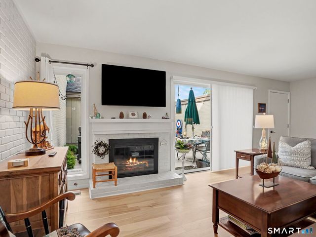 85 Viscount Drive 15B, Milford, CT 06460