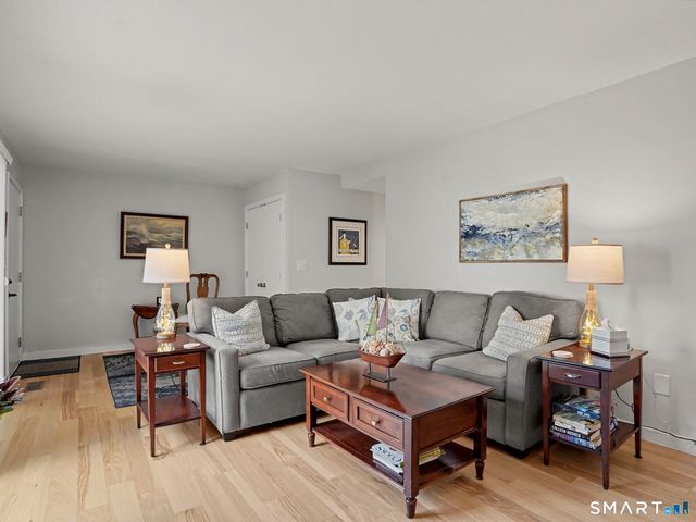 85 Viscount Drive 15B, Milford, CT 06460