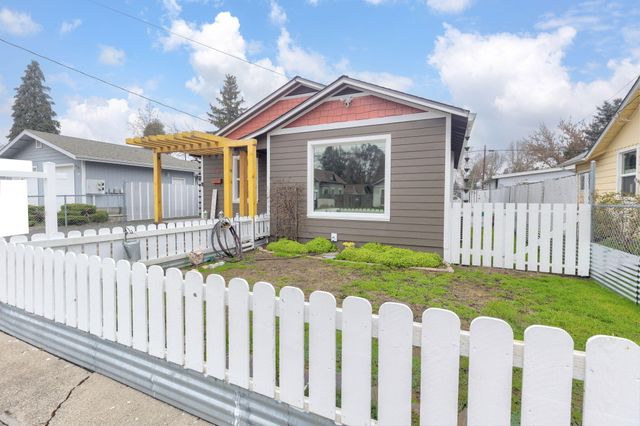 418 SE L Street, Grants Pass, OR 97526