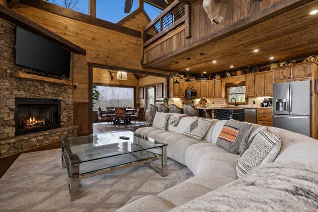 355 W Shalom Court, Blue Ridge, GA 30513