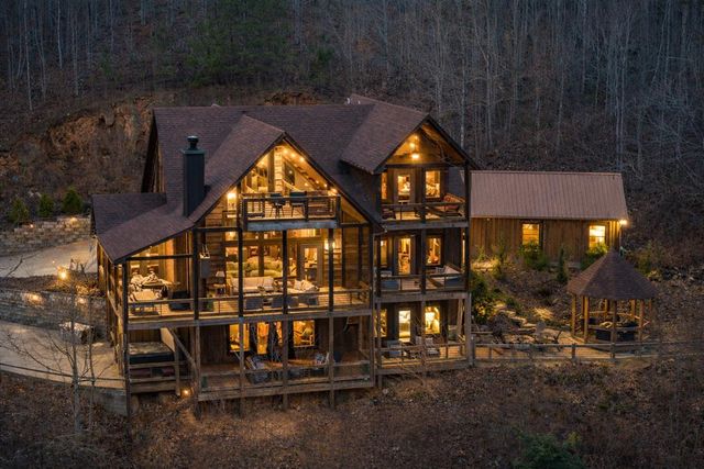 355 W Shalom Court, Blue Ridge, GA 30513