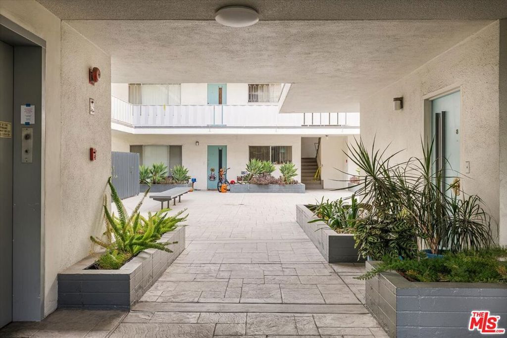4343 Finley Avenue 2, Los Angeles, CA 90027 — photo 2