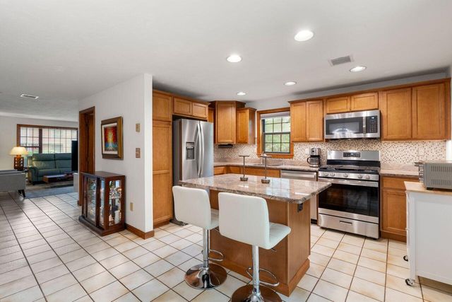 195 Falmouth Road APT 10A, Mashpee, MA 02649