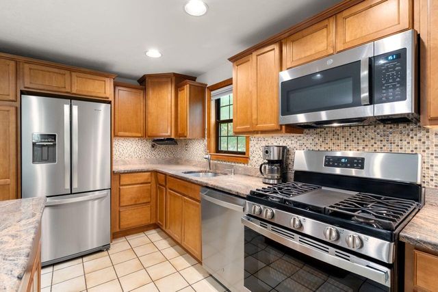 195 Falmouth Road APT 10A, Mashpee, MA 02649