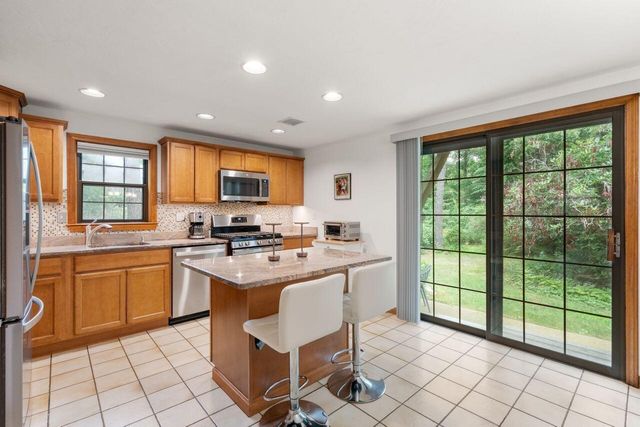 195 Falmouth Road APT 10A, Mashpee, MA 02649