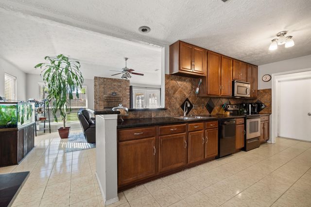 2785 Pinewood Drive, League City, TX 77573