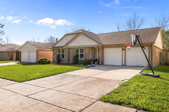 2785 Pinewood Drive, League City, TX 77573