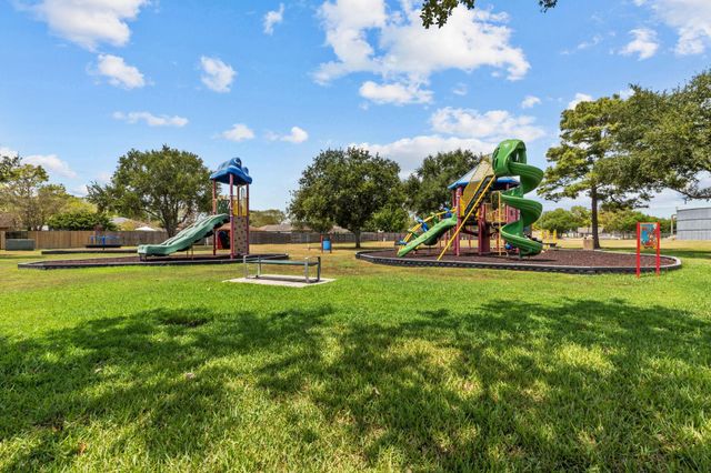 2785 Pinewood Drive, League City, TX 77573
