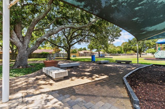 2785 Pinewood Drive, League City, TX 77573