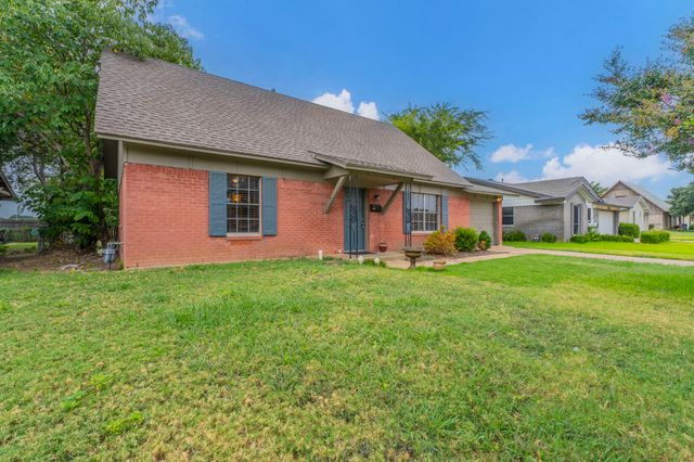 1131 Pebblebrook Drive, Lewisville, TX 75067