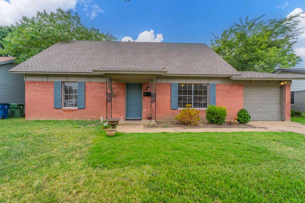1131 Pebblebrook Drive, Lewisville, TX 75067