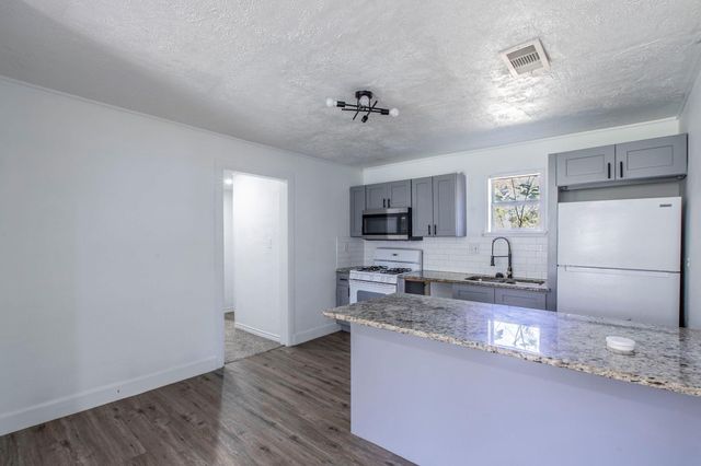 301 E Dumble Street, Alvin, TX 77511