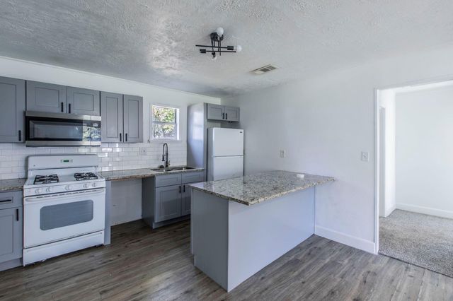 301 E Dumble Street, Alvin, TX 77511